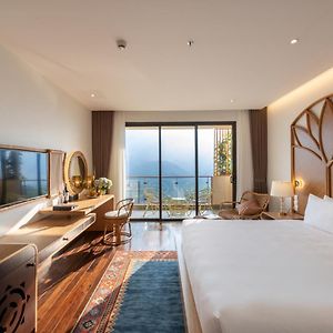 Deluxe Twin Mountain View Hollywood Beds